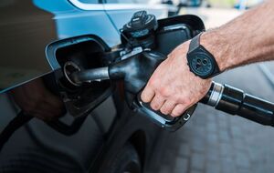 Сазонов отметил, что под ударом оказались сети АЗС, которые продают горючее по ценам ниже чем у конкурентов