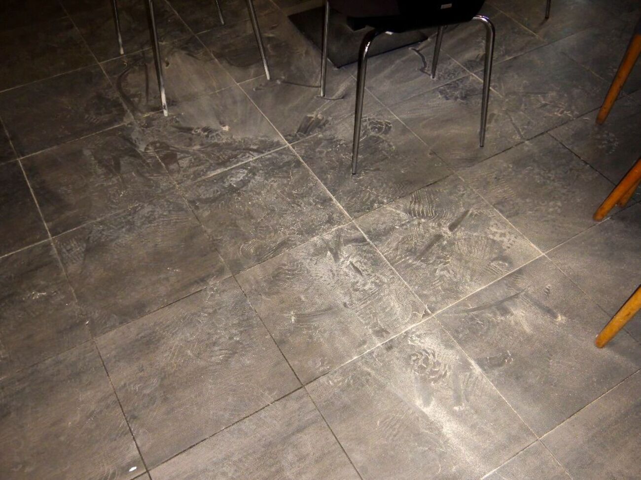 Після конфлікту з персоналом закладу чоловік кинув у приміщення страйкбольну гранату й утік, розповіли в поліції