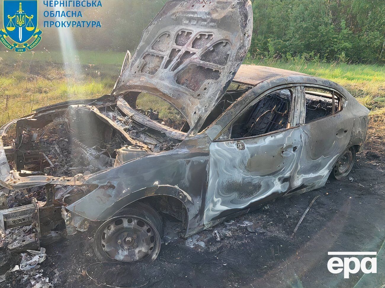 Возле лесопосадки участники банды расстреляли автомобиль, а затем подожгли