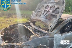 Возле лесопосадки участники банды расстреляли автомобиль, а затем подожгли