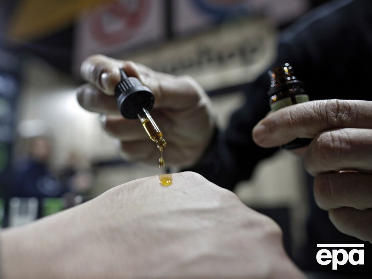 Краплі з марихуаною продаватимуть за рецептами