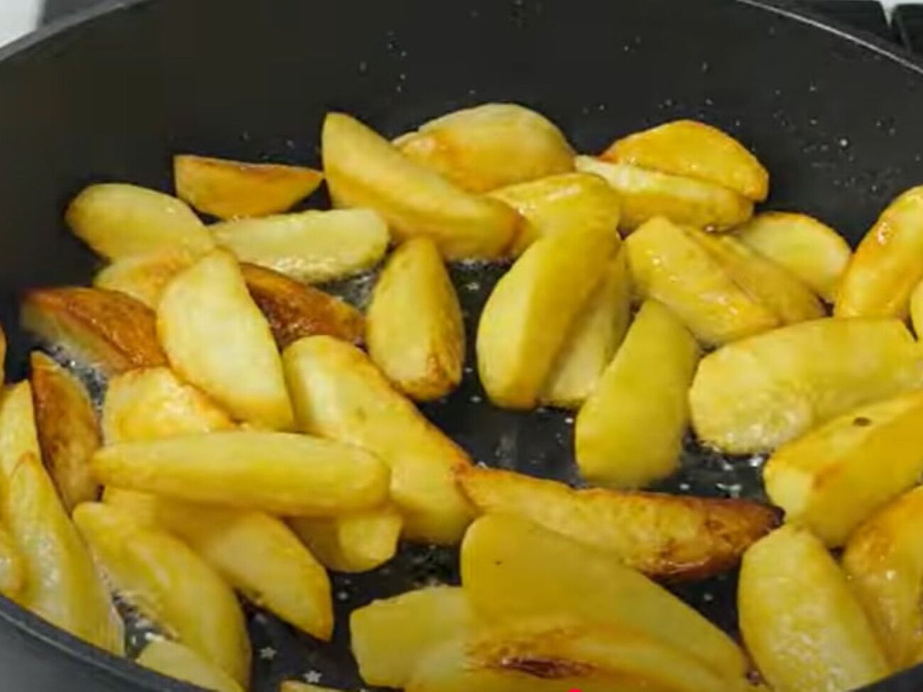 В конце картофель можно посыпать зеленью