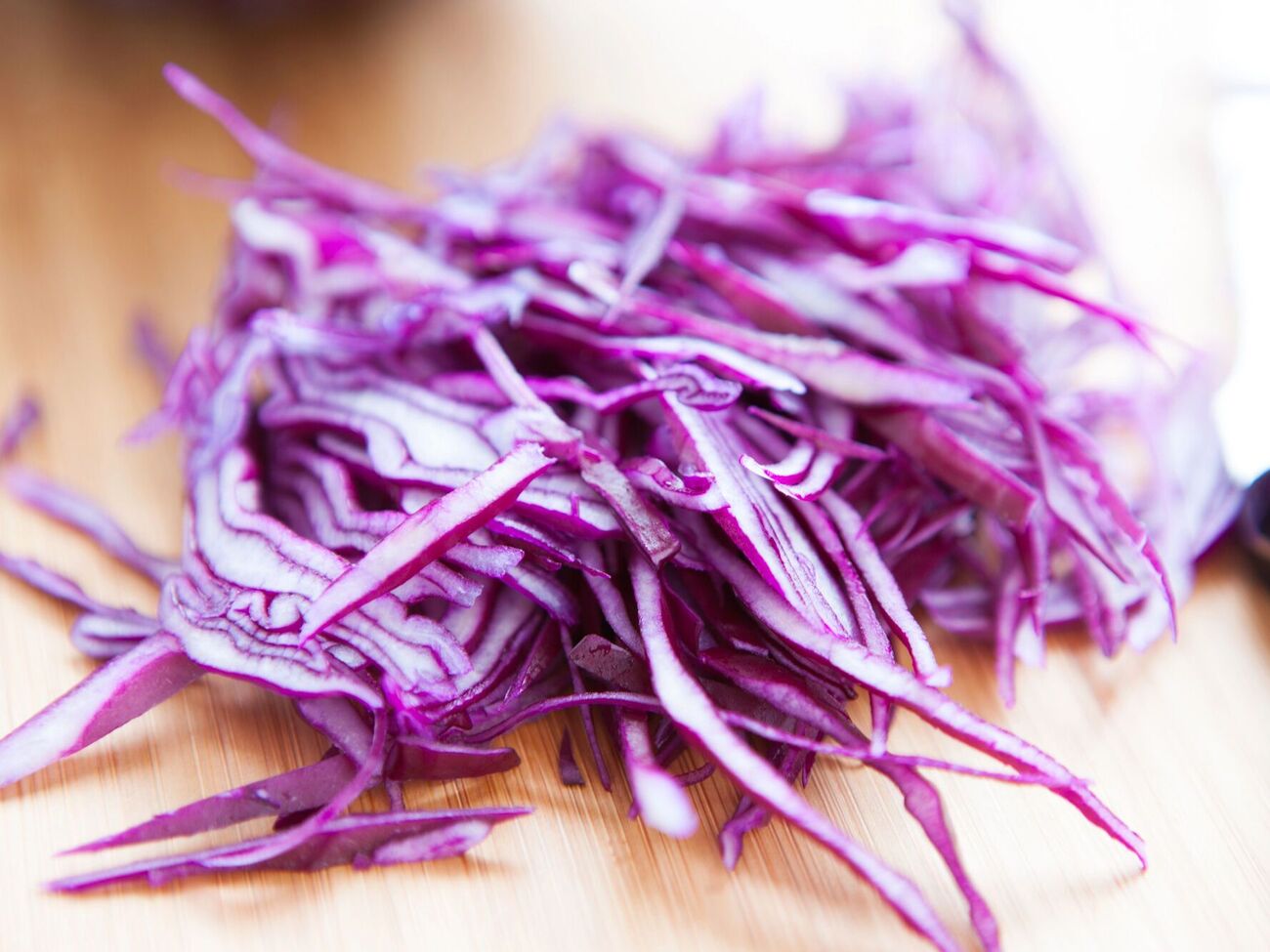 Нарезать капусту следует тонкими полосками