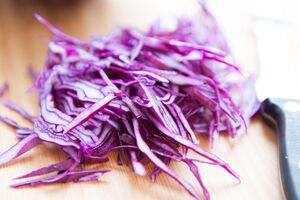 Нарезать капусту следует тонкими полосками