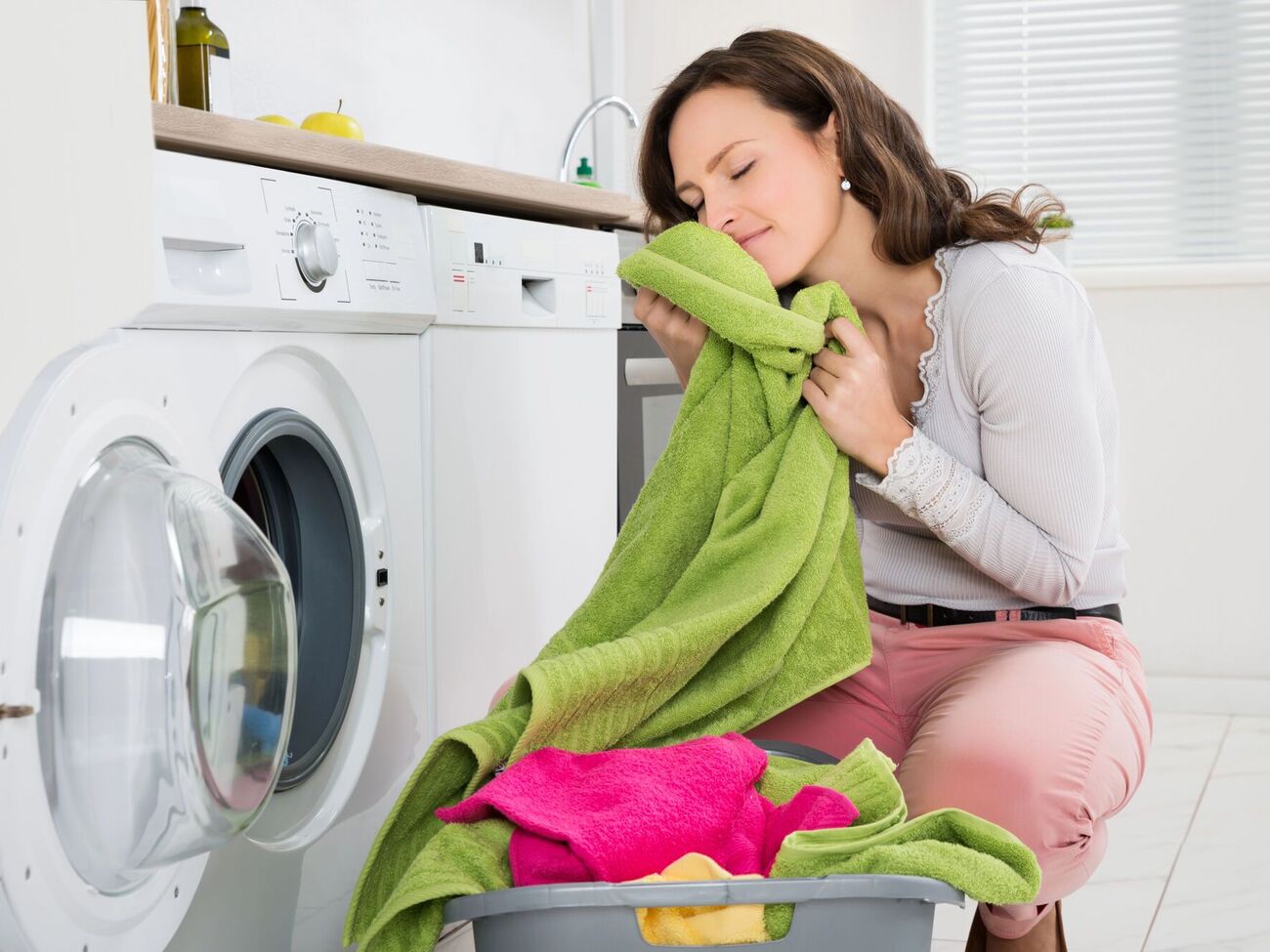 Уксус способен удалить мыльный остаток и восстановить пушистость ткани