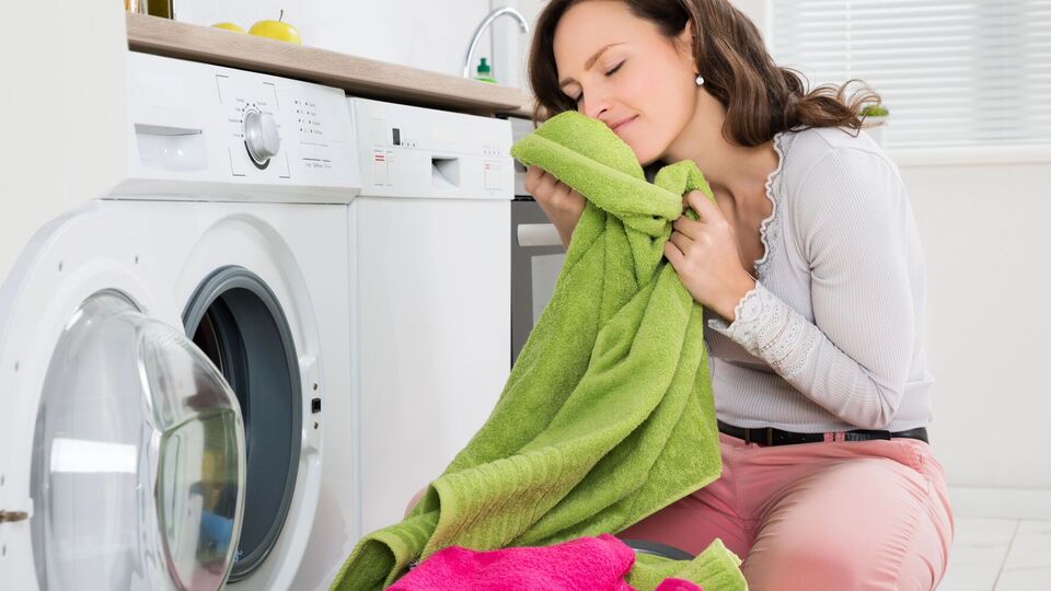 Уксус способен удалить мыльный остаток и восстановить пушистость ткани