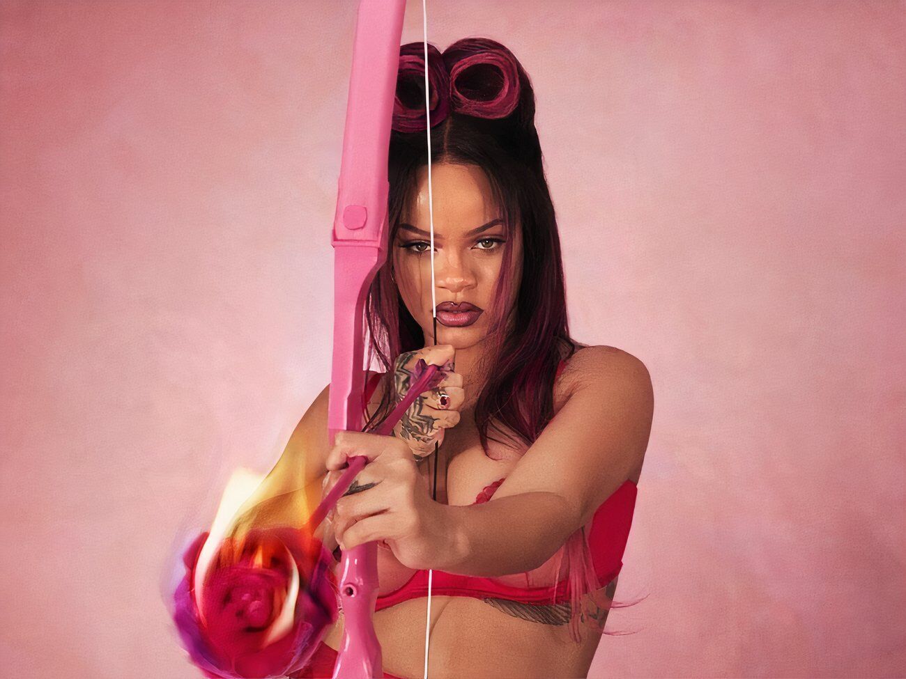 Рианна позировала с луком и стрелой