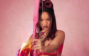 Рианна позировала с луком и стрелой