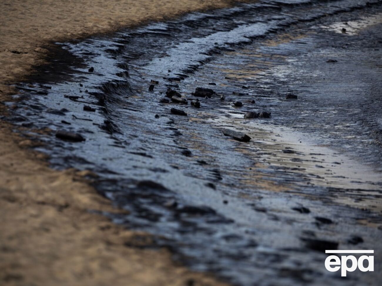 Плетенчук также рассказал о движении по Керченскому проливу гражданских судов РФ и отсутствии в Черном и Азовском морях военных кораблей страны-агрессора