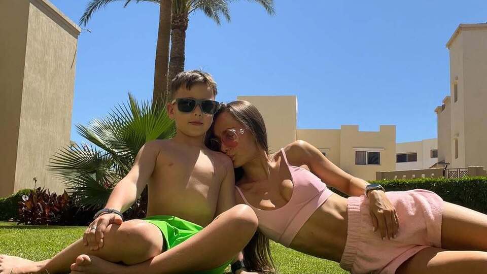 Мішина відпочиває із сином