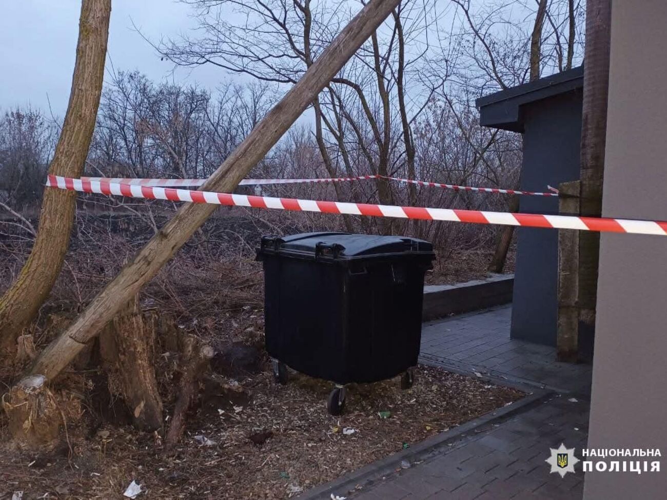 Младенца обнаружили в мусорном баке