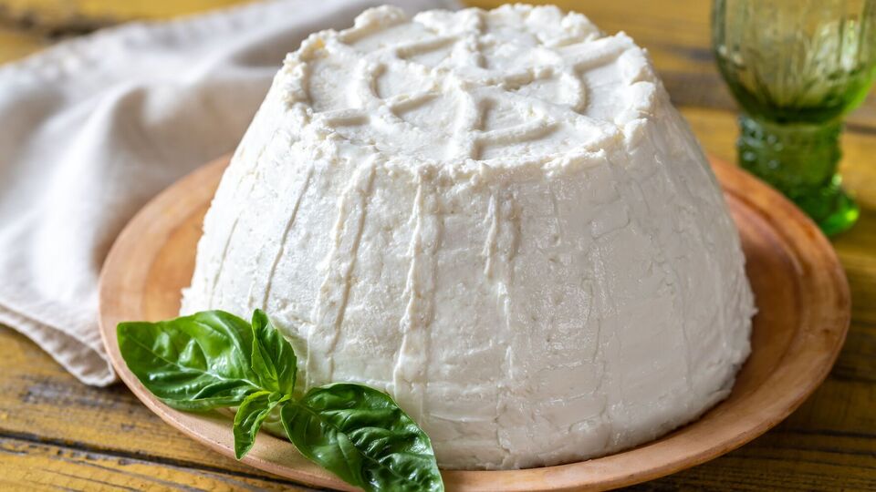 Сыр брынзу легко приготовить дома