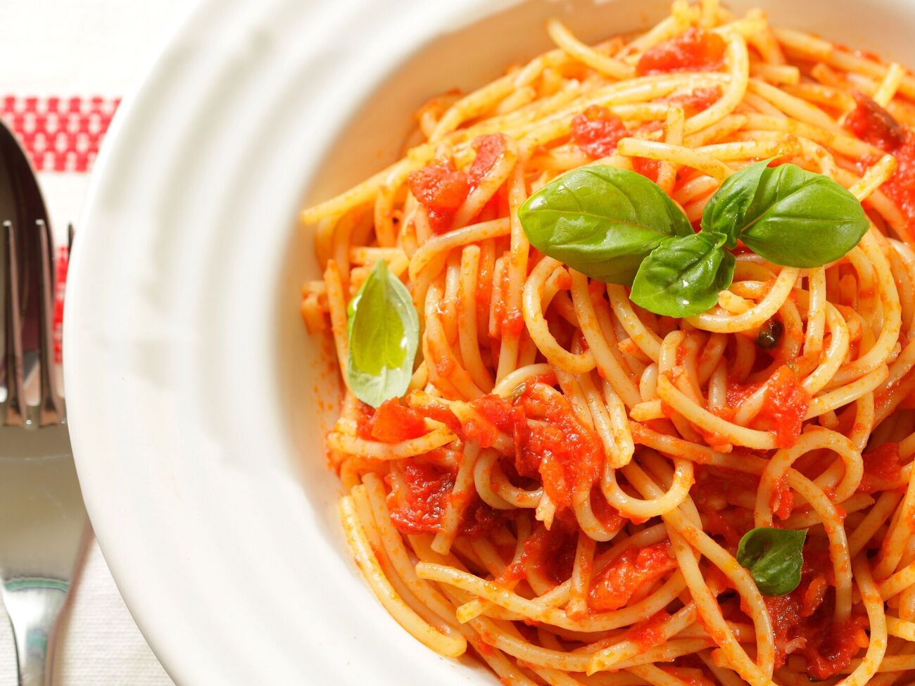 Паста подается теплой