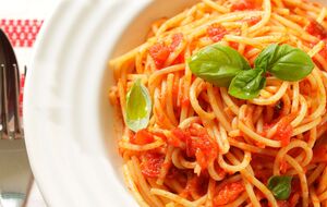 Пасту подають теплою