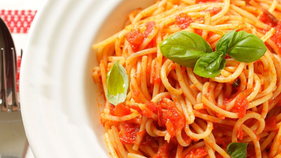 Паста подается теплой