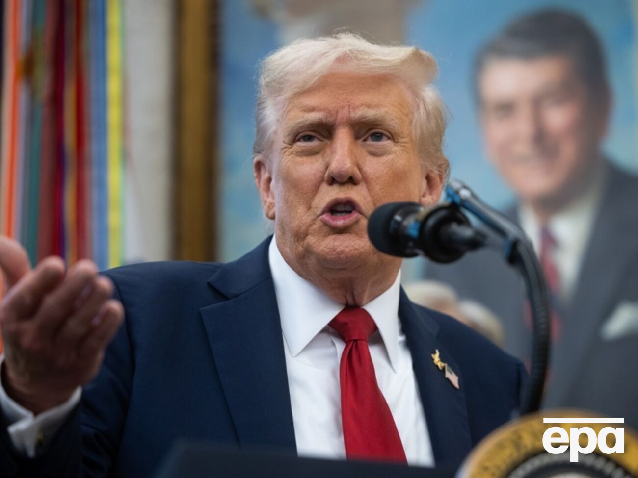 Трамп заявил, что сам он не хочет Нобелевскую премию, но ее должны получить США