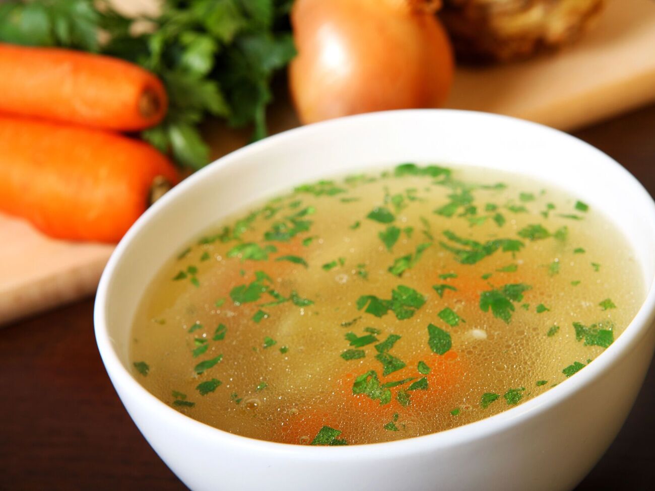 Лук для обжарки и бульона можно брать с шелухой