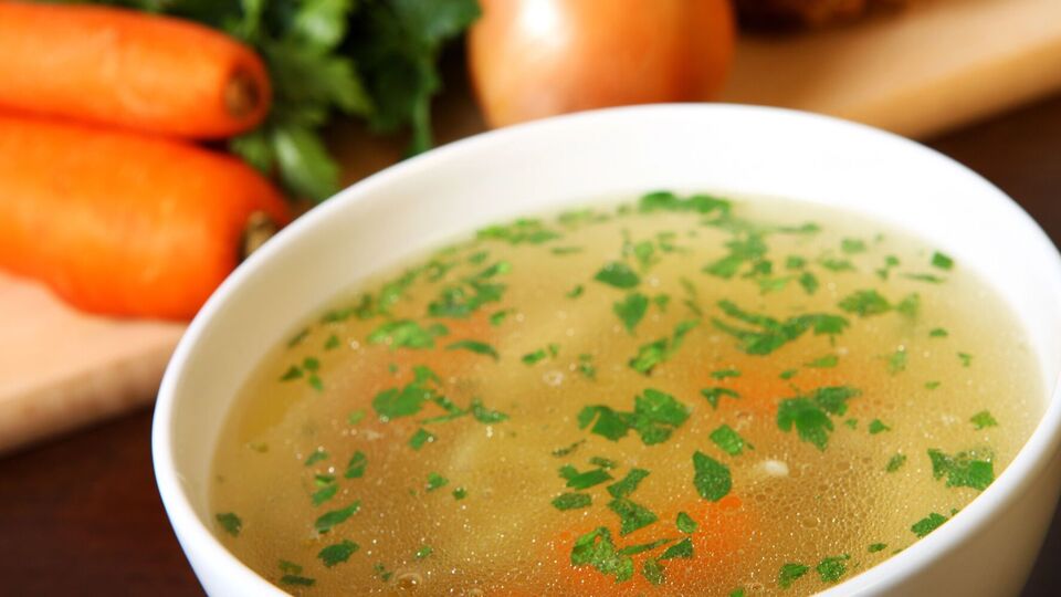 Цибулю для обсмажування й бульйону можна брати з лушпинням