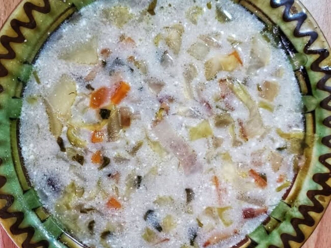 Для белого борща понадобится свекла, картофель, фасоль, морковь, лук, капуста, чеснок, зелень и перец