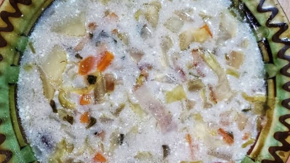 Для белого борща понадобится свекла, картофель, фасоль, морковь, лук, капуста, чеснок, зелень и перец