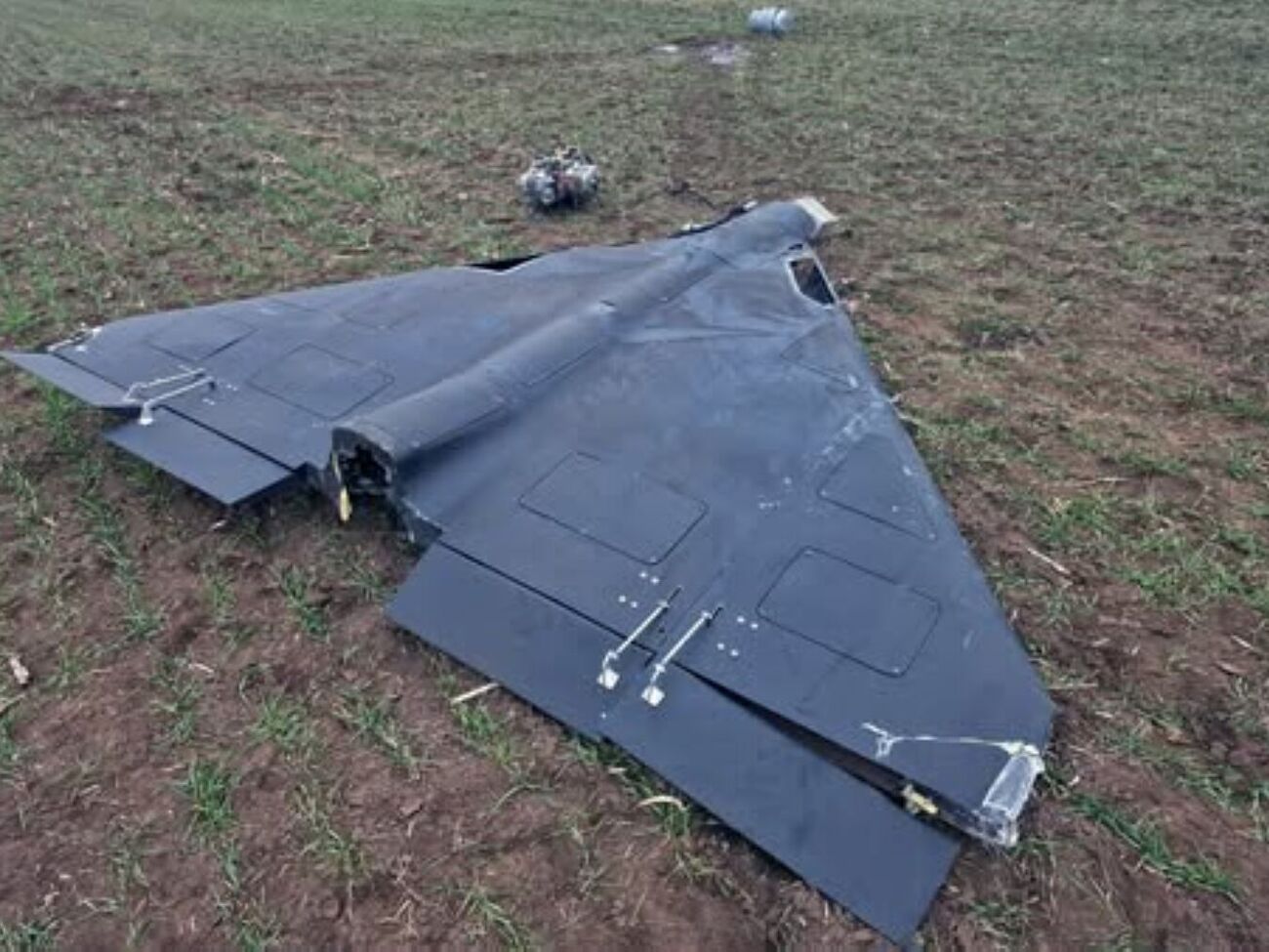 Среди обломков специалисты обнаружили миникомпьютер, способный обрабатывать видео и выполнять поиск целей