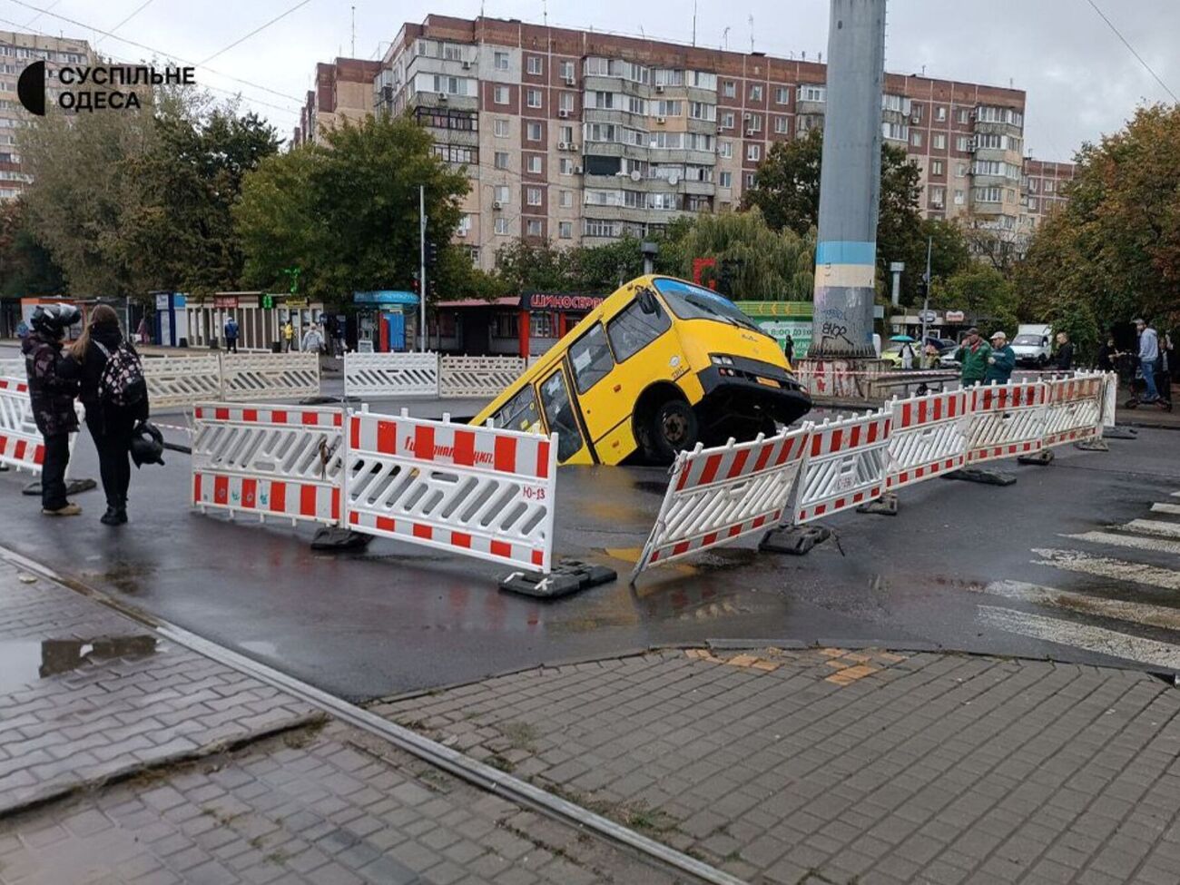 Спасатели доставали минивэн и маршрутку в течение трех часов