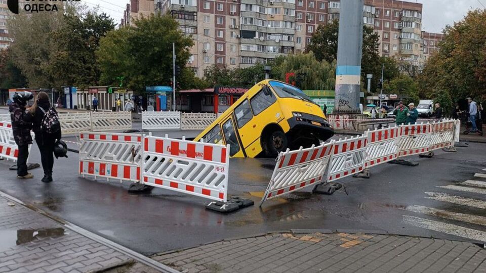 Спасатели доставали минивэн и маршрутку в течение трех часов
