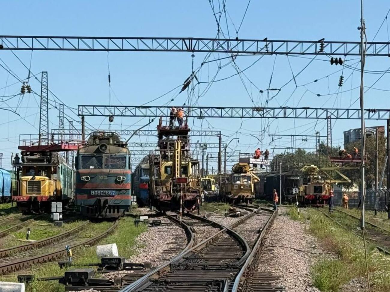 Пасажири поїздів, які зупинилися, залежно від ситуації перебували у вагонах або у вокзальних укриттях
