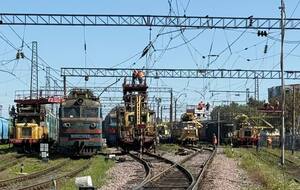Пасажири поїздів, які зупинилися, залежно від ситуації перебували у вагонах або у вокзальних укриттях