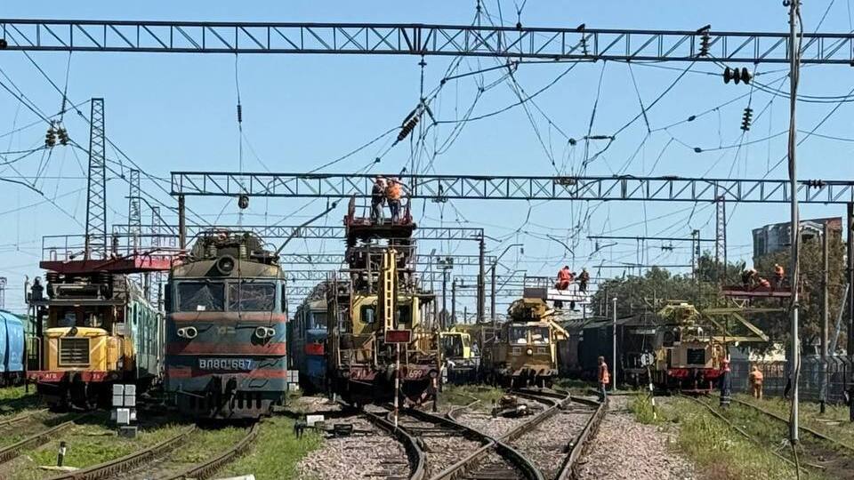 Пассажиры остановившихся поездов в зависимости от ситуации находились в вагонах или в вокзальных укрытиях