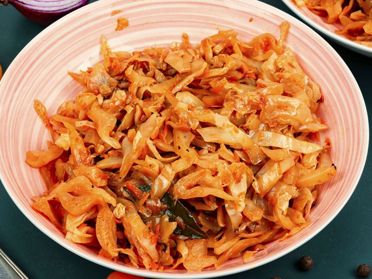 К капусте нужно добавить морковь и лук