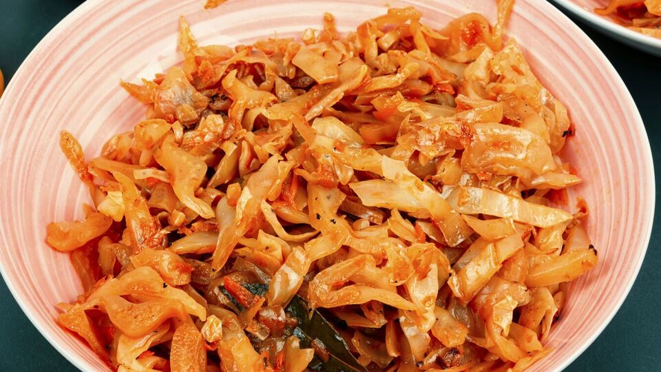 К капусте нужно добавить морковь и лук