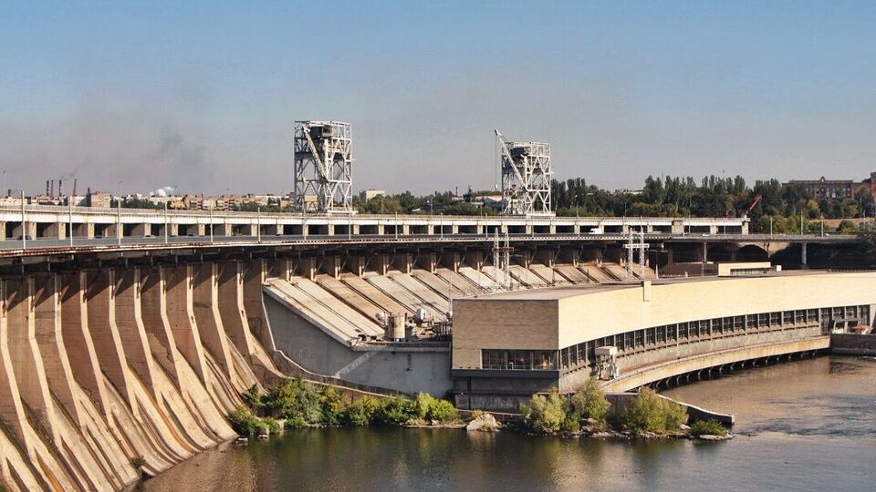 Движение по дамбе ДнепроГЭС остановлено