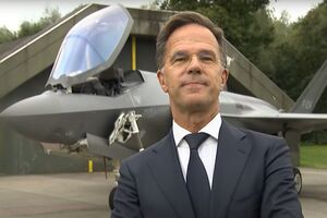 Рютте снялся на фоне бомбардировщика F-35А