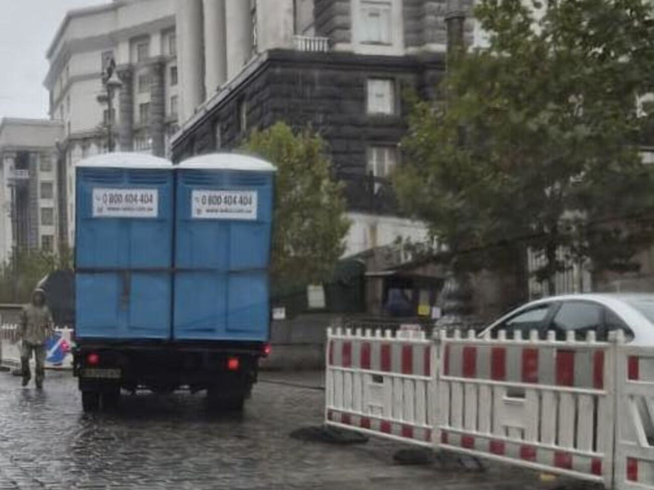 Після обстрілу РФ 10 жовтня 2025 року урядовий квартал столиці залишився без водопостачання