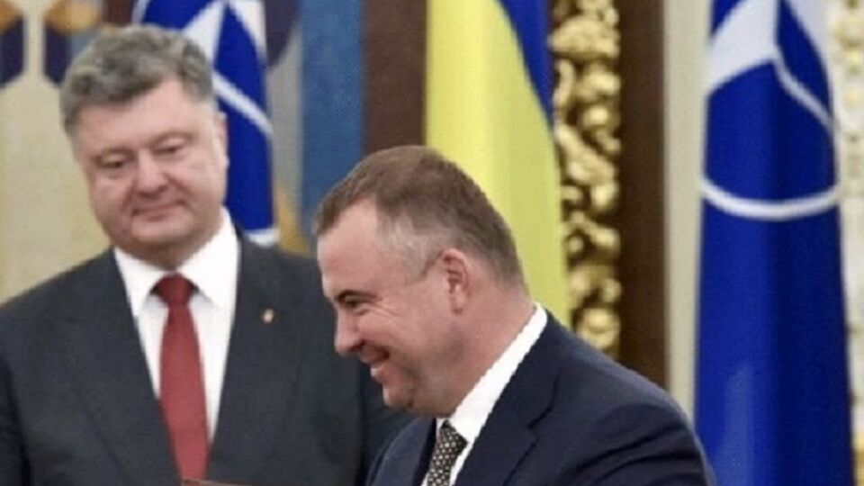 Главная фигура, связывающая события, – это Порошенко, написал Гладких
