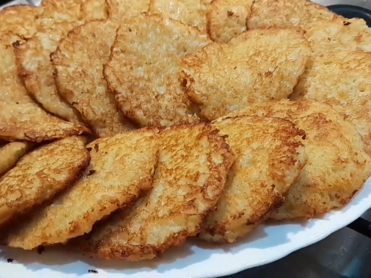 Готові деруни викладіть на паперовий рушник