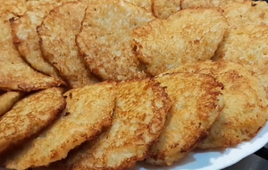 Готові деруни викладіть на паперовий рушник