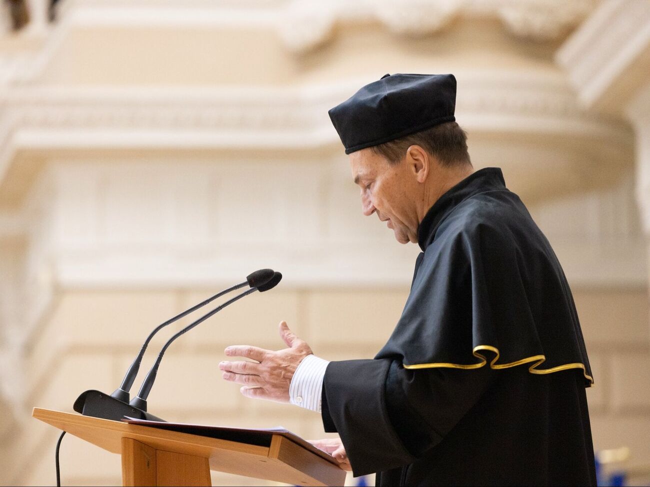 Сикорский 10 октября начал визит в Украину