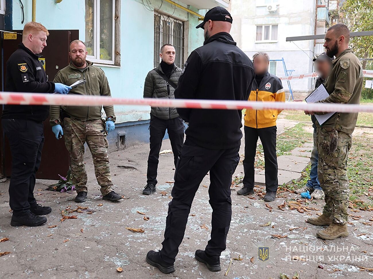 Двоє людей, які стояли поруч із жінкою в під'їзді, дістали осколкові поранення