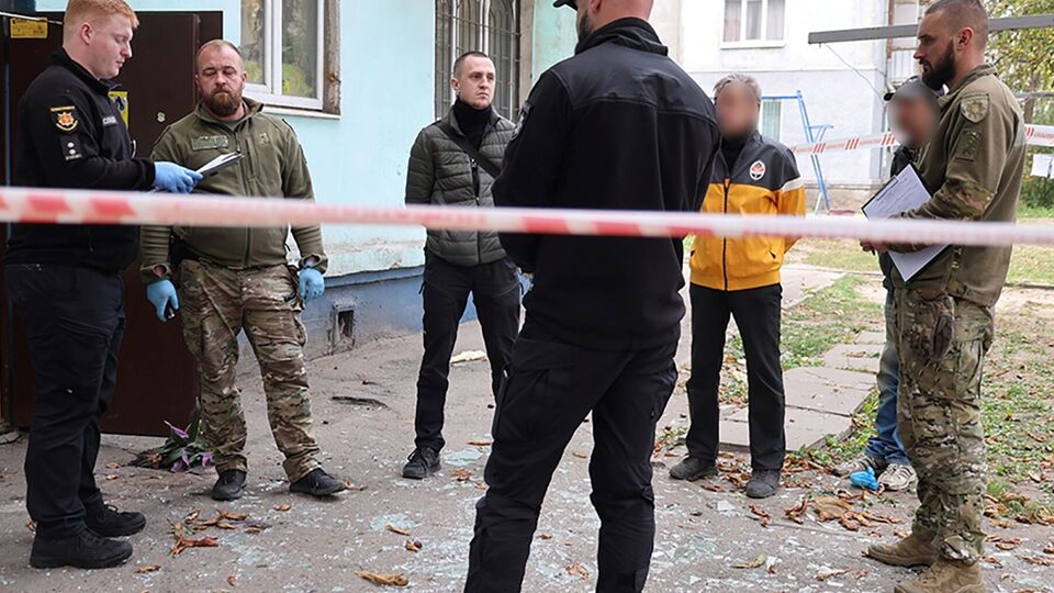 Двое людей, стоявших рядом с женщиной в подъезде, получили осколочные ранения