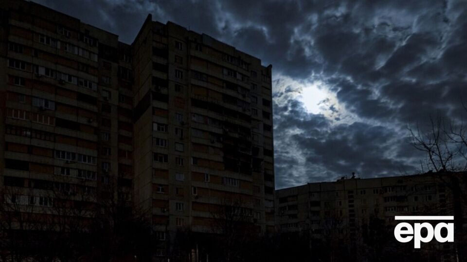 На находящихся на балансе НЭК "Укрэнерго" электросетях произошла аварийная ситуация, пояснили в "Ровноэлектротрансе"