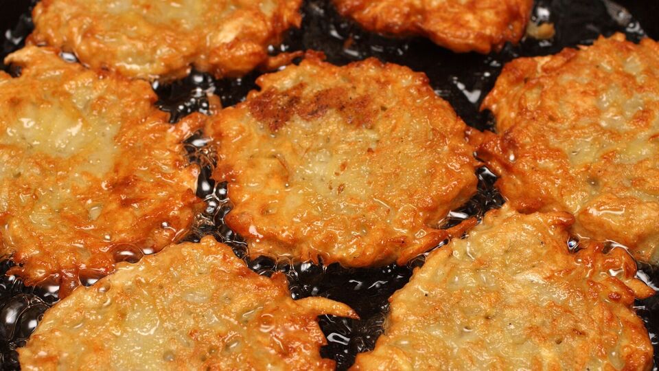 Деруны жарят на расстоянии друг от друга