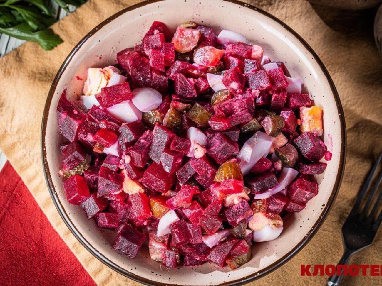 Салат заправте олією