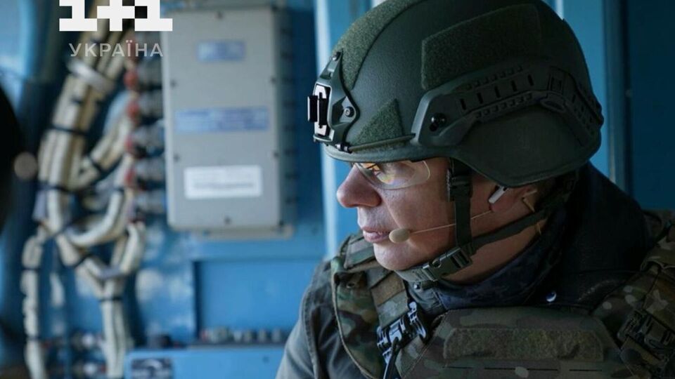 Комаров 9 жовтня в ефірі "Сніданку з "1+1" пояснив, що в його випуску про ППО кожен кадр, дію і фразу погоджено з військовими