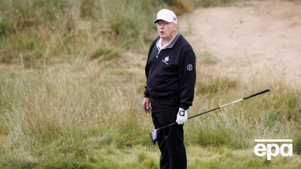 Президент США играл в гольф вместе со своей внучкой Кай