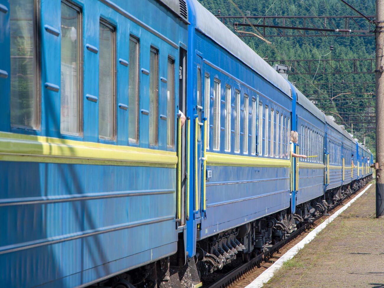 Поезда остановили, а пассажиров отвели на безопасную дистанцию