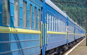 Поїзди зупинили, а пасажирів відвели на безпечну дистанцію
