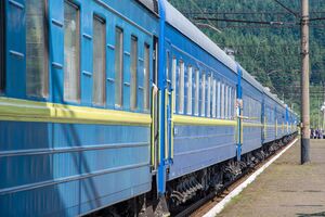Поезда остановили, а пассажиров отвели на безопасную дистанцию