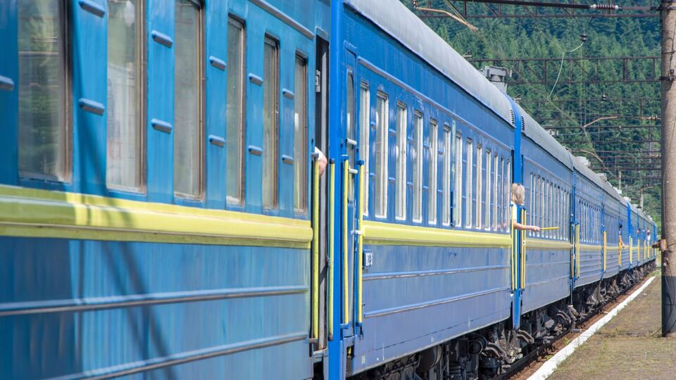 Поезда остановили, а пассажиров отвели на безопасную дистанцию